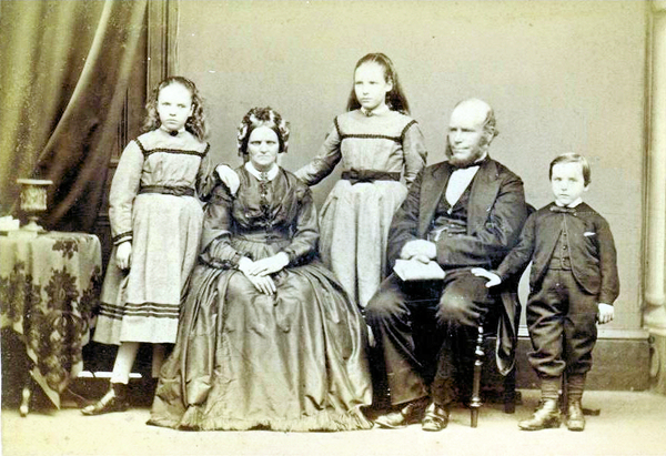 An unknown Inverclyde family photographed by James Paton.