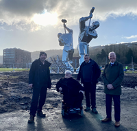 Sklop skulptura brodograditelja iz Port Glasgowa završen.Slijeva, vajar John McKenna i vijećnici Jim MacLeod, Drew McKenzie i Michael McCormick, koji je sazivač Vijeća Inverclydea za okoliš i regeneraciju.