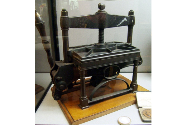 Late eighteenth or early nineteenth century pressure press, made in Birmingham, formerly owned by James Watt (1736-1819). The press is made of dark metal with a metal handle mounted on the side. - 1978.389 © McLean Museum and Art Gallery, Greenock.