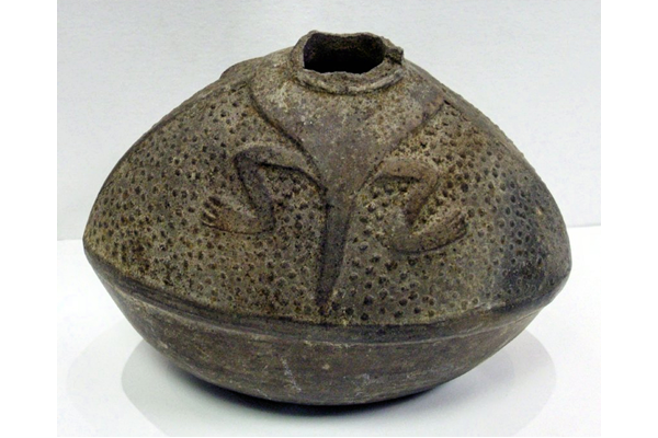 A ceramic pot, possibly made by the Chimú culture, from Peru. The pot in the form of rugby ball, grey in clour and decorated with a climbing frog. - 1981.845 © McLean Museum and Art Gallery, Greenock.