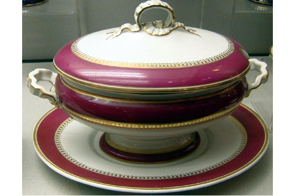 Late 19th century glazed ceramic tureen manufactured by the Clyde Pottery, Greenock with an oval shape, small pedestal with lid and oval plate. Circa 1877 - L1977.138 - © McLean Museum and Art Gallery, Greenock.