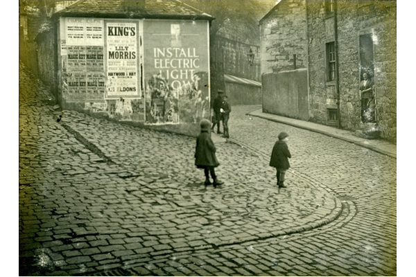 The upper part of Chapel Lane, Port Glasgow in the 1920s with children playing and a cobbled lane. - 2009.98.10 - © McLean Museum and Art Gallery, Greenock